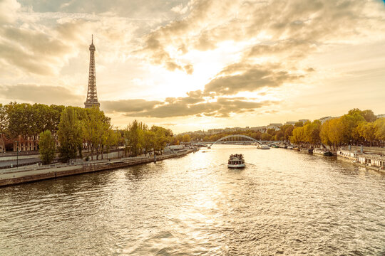 France, Ile-De-France, Paris, Seine river at sunset with Eiffel Tower and Passerelle Debilly bridge in background