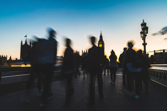 UK, London, silhouette of people on Westminster bridge with Big Ben in background at sunset