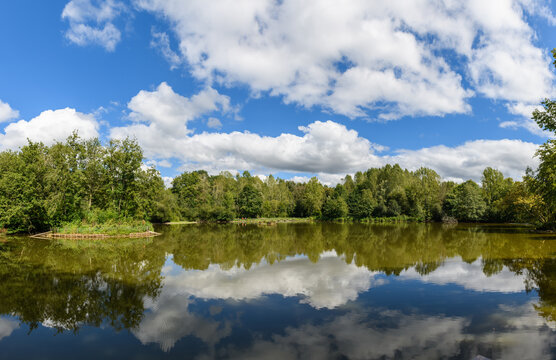 Panorama du lac des Carolins &agrave; Lescar, b&eacute;arn, pyr&eacute;n&eacute;es