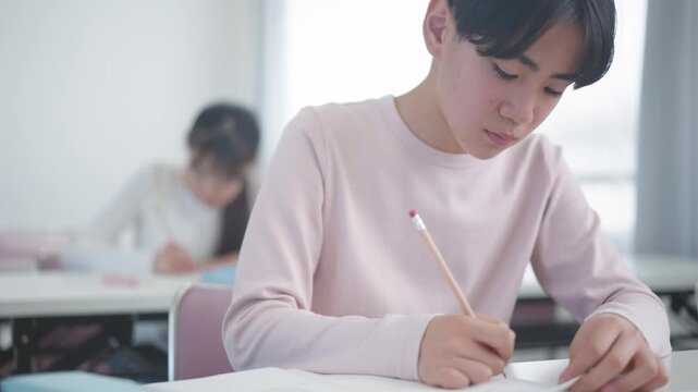 塾で勉強する小学生