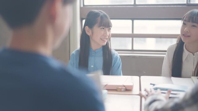 グループワークをする小学生
