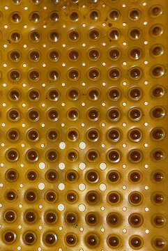 Alfombrilla ba&ntilde;era antideslizante seguridad adherente ba&ntilde;o servicio suelo punto marr&oacute;n, amarillo y blanco circular redondeles