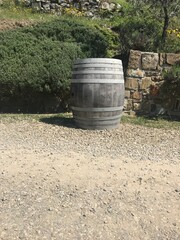 Naklejka premium Weathered Wooden Wine Barrel on Gravel Path in Tuscany