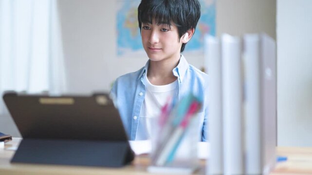 自宅で勉強する中学生