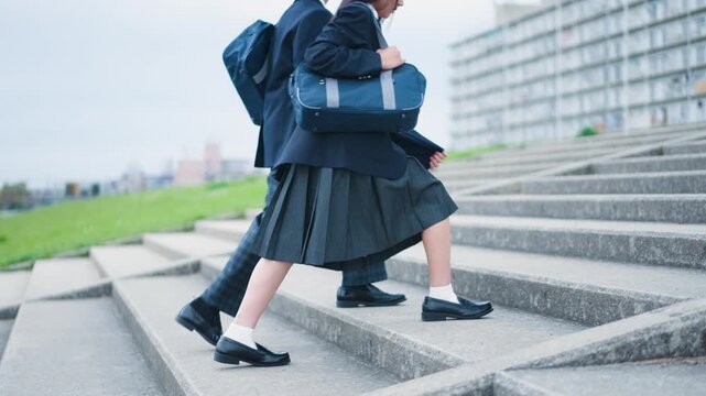 階段を登る中学生