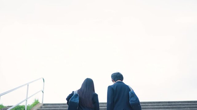 階段を登る中学生