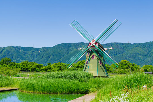 田園地帯の風車（岐阜県海津市）