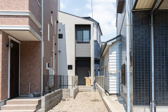 入り口が細い旗竿地に建つ新築一戸建て住宅