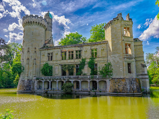 Obraz premium Chateau de la Mothe Chandeniers, France, standing in historic ruin
