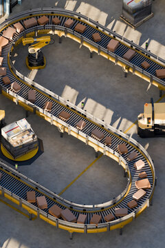3D parcel sorting focus across a selective warehouse scene.