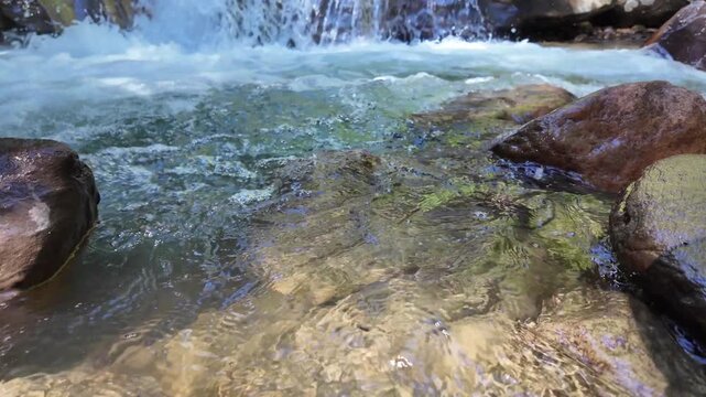 torrente cascata acqua montagna