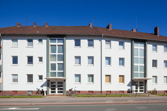 Wohnhaus, Modernes monotones Wohngeb&auml;ude, Mehrfamilenhaus, Oldenburg in Oldenburg, Niedersachsen, Deutschland