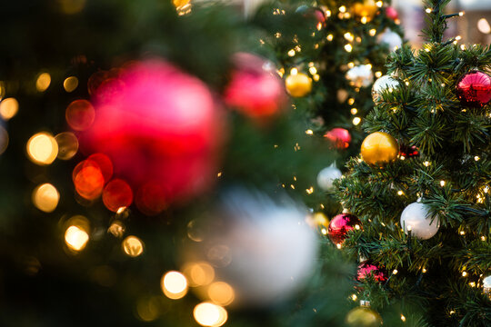 Weihnachtsbaum mit bunten Christbaumkugeln und Lichterketten &ndash; festliche Weihnachtsstimmung 