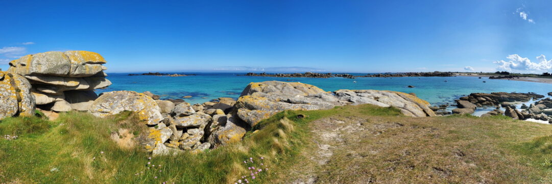 Ein traumhafter Blick auf das t&uuml;rkisblaue, klare Meer am Plage de Roc'h ar Gonc. Im Vordergrund pr&auml;gen die f&uuml;r die Bretagne typischen, m&auml;chtigen Granitfelsen die wilde K&uuml;ste.