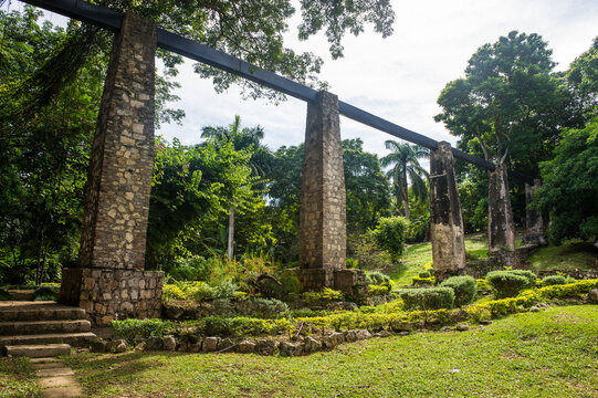 Jamaica, Montego Bay, Old sugar mill waterpipe