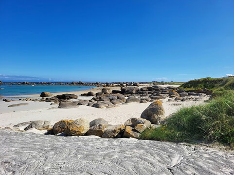 Ein atemberaubender Panorama-Ausblick auf die gesch&uuml;tzte Bucht des Plage de Roc'h ar Gonc mit glasklarem, t&uuml;rkisfarbenem Wasser, feinem Sand und markanten Riffen.