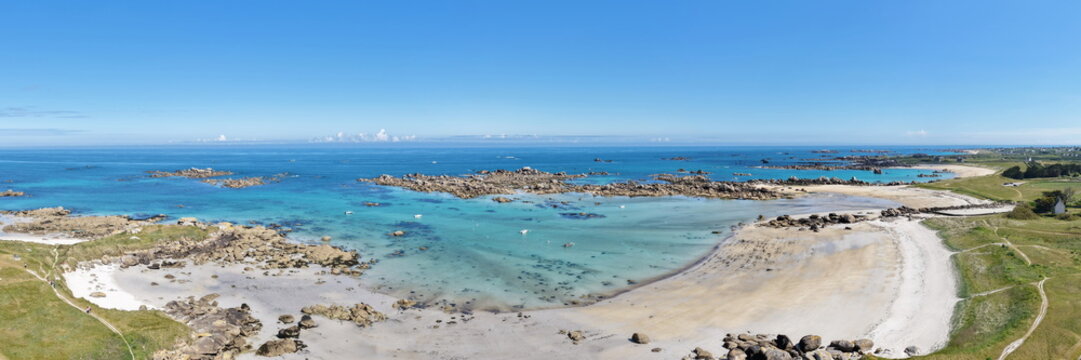 Ein atemberaubender Panorama-Ausblick auf die gesch&uuml;tzte Bucht des Plage de Roc'h ar Gonc mit glasklarem, t&uuml;rkisfarbenem Wasser, feinem Sand und markanten Riffen.