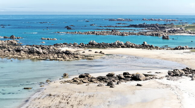 Die raue Atlantikk&uuml;ste am Plage de Roc'h ar Gonc fasziniert mit ihren weitl&auml;ufigen Granitpfeilern, vorgelagerten Riffen und klarem, t&uuml;rkisblau leuchtendem Wasser.
