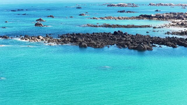 Die raue Atlantikk&uuml;ste am Plage de Roc'h ar Gonc fasziniert mit ihren weitl&auml;ufigen Granitpfeilern, vorgelagerten Riffen und klarem, t&uuml;rkisblau leuchtendem Wasser.