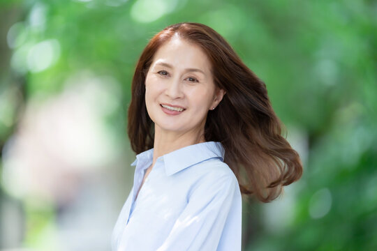 女性　新緑