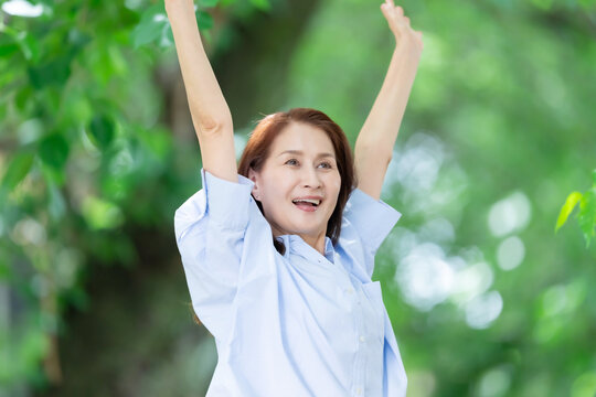 女性　深呼吸　伸び　新緑