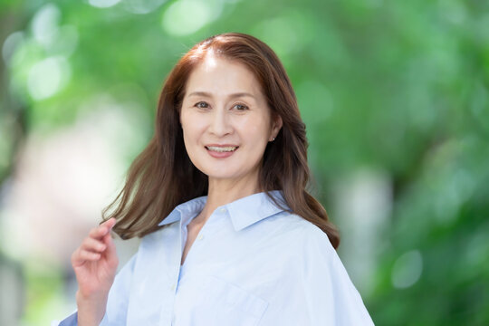 女性　新緑