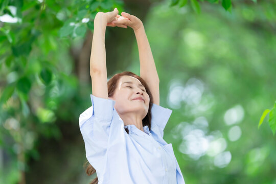 女性　深呼吸　伸び　新緑