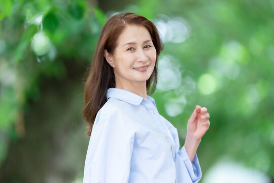 女性　新緑