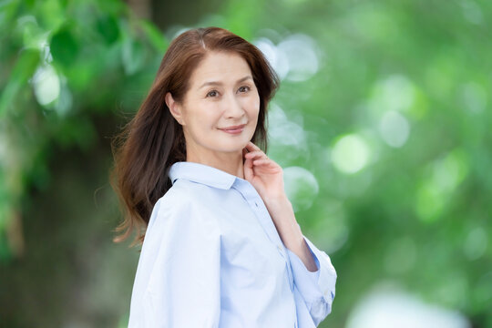 女性　新緑