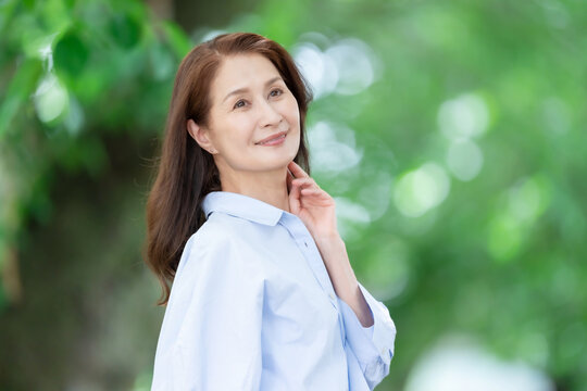 女性　新緑