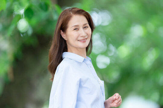女性　新緑