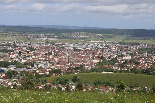 Vue d'ensemble de la ville, ville de Pontarlier, d&eacute;partement du Doubs, France