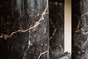 Naklejka premium Elegant black and golden columns of polished marble, closeup photo Close view of marble column edge and stone texture representing architectural reliability and solid structural support