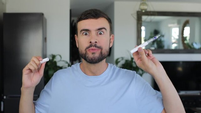 Man holding an insulin pen 