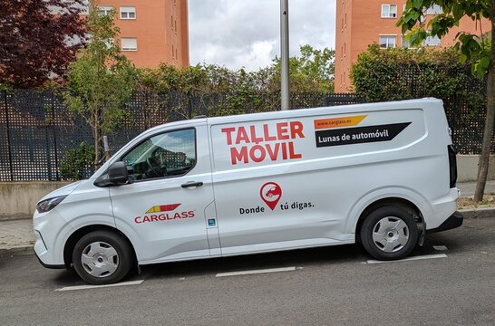 Furgoneta veh&iacute;culo taller m&oacute;vil de lunas de autom&oacute;vil Carglass, para asistencia de veh&iacute;culos averiados, aparcada en una calle de Madrid, Espa&ntilde;a, 29 de abril de 2026