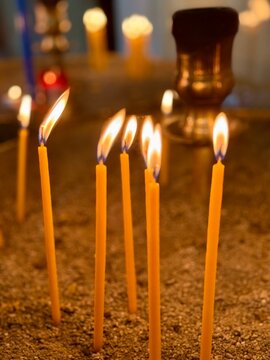 gros plan sur des cierges dans une &eacute;glise