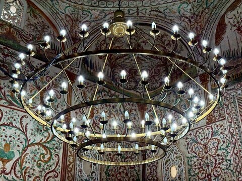 vue sur un grand lustre dans une mosqu&eacute;e de Tirana en Albanie 