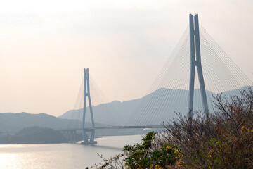 Obraz premium 夕暮れの海と橋 瀬戸内海としまなみ海道