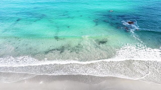 Der Plage de Boutrouilles fasziniert mit seinem puderwei&szlig;en Sandstrand, kristallklarem, t&uuml;rkisfarbenem Wasser und den f&uuml;r die bretonische K&uuml;ste typischen, markanten Granitfelsformationen.
