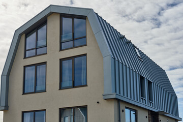 Obraz premium Showcasing sustainable architecture in Castricum Netherlands a modern house with a distinctive metal roof designed for energy efficiency.