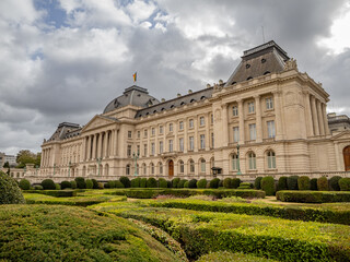 Obraz premium Royal palace facade with ornamental gardens in Brussels