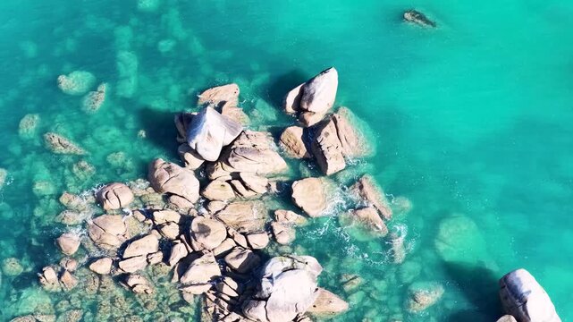 Spektakul&auml;re Luftaufnahme vom Plage de Boutrouilles: Imposante, helle Granitfelsen liegen eingebettet im glasklaren, leuchtend t&uuml;rkisfarbenen Wasser des Atlantiks.