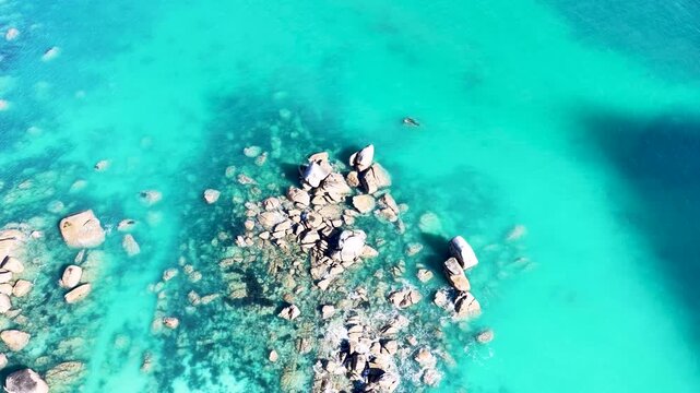 Spektakul&auml;re Luftaufnahme vom Plage de Boutrouilles: Imposante, helle Granitfelsen liegen eingebettet im glasklaren, leuchtend t&uuml;rkisfarbenen Wasser des Atlantiks.