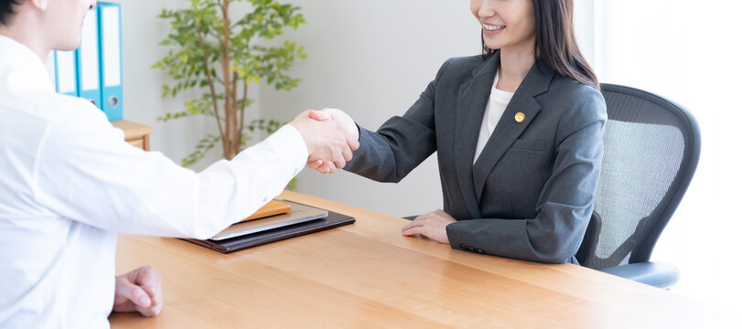 話をする弁護士