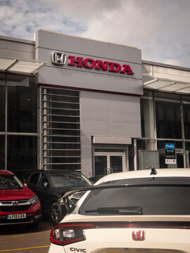 LONDON - Chiswick High Road &ndash; Honda car dealership 