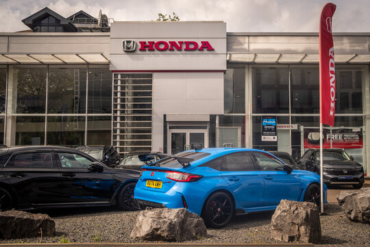 LONDON - Chiswick High Road &ndash; Honda car dealership 