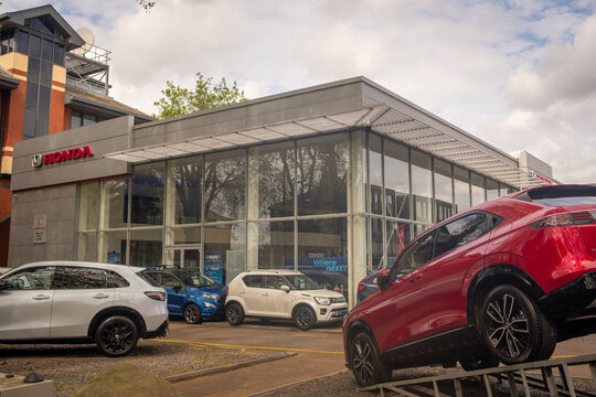 LONDON - Chiswick High Road &ndash; Honda car dealership 