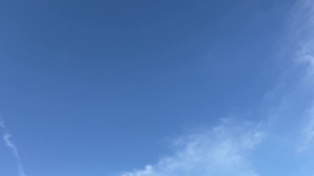  薄い雲が広がる爽やかでクリアな夏の青空