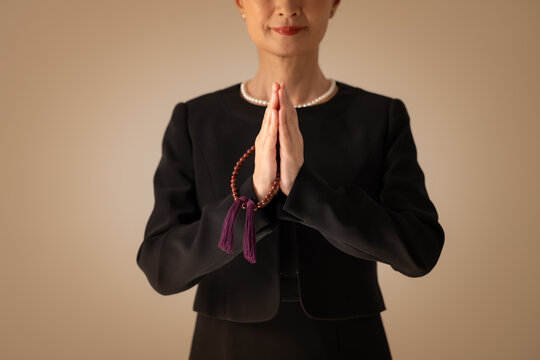 葬式　女性