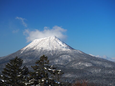 永山峠からみた雄阿寒岳